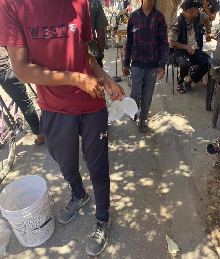 أطفال تبيع الماء في الشارع